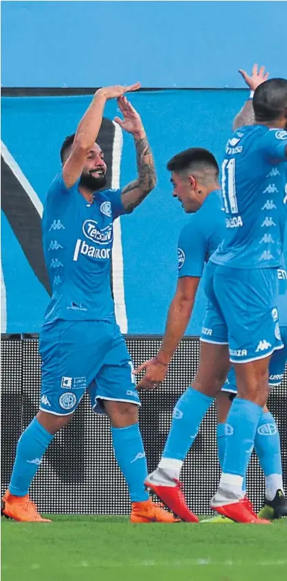  ?? (NICOLÁS BRAVO) ?? Dedicatori­a especial. Lugo festeja su gol haciendo la “T”, en honor a su hijo Tiziano.