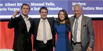  ?? (Sipa) ?? Albert Rivera con Manuel Valls, Inés Arrimadas, la candidata de Ciudadanos en Cataluña, y el escritor Mario Vargas Llosa durante los actos de la campaña electoral catalana.