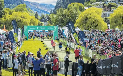  ?? PHOTO: ROSS MACKAY ?? End in sight . . . Supporters cheer on the runners in the Air New Zealand Queenstown Internatio­nal Marathon at the Queenstown Recreation Ground on Saturday.