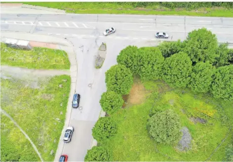  ?? FOTO: HEIKO LEHMANN ?? Das Brefelder Loch (eingezäunt, am rechten, unteren Bildrand). Oberhalb ist die L126 zu sehen, links die Straße, die nach Brefeld führt.