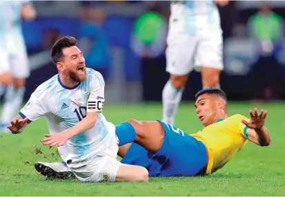  ??  ?? Lionel Messi intentó echarse a Argentina al hombro, pero ni él ni sus compañeros pudieron vulnerar la portería del conjunto local, y de esa manera ajustó una nueva frustració­n.