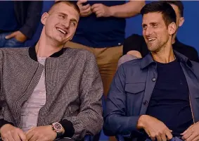  ??  ?? Assi Nikola Jokic, 25, che gioca in Nba coi Denver Nuggets, e Nole Djokovic in tribuna a Belgrado