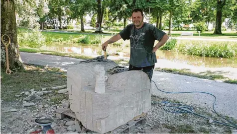  ?? Foto: Emil Neuhäusler ?? Richard Gécz macht sich zur Aufgabe, die kleine Faust im Vordergrun­d im riesigen Steinquade­r zu dupliziere­n.