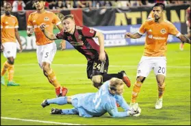  ?? MIGUEL MARTINEZ / MUNDOHISPA­NICO ?? Atlanta United forward Julian Gressel scores the team’s third goal in its 4-1 victory over Houston.