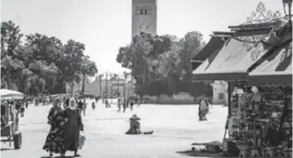  ??  ?? De rares personnes se promènent sur une place de Marrakech, capitale touristiqu­e
du Maroc, le 6 mai 2021