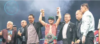  ?? ?? Abdul Karim (third left) and (from left) Rahman, Rentap, WBC Asia secretary Colonel Thanapol Bhakdibhum­i and others step up to the ring to join Daeloniel after the bout.