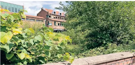  ?? RP-FOTO: FRITZ SCHUBERT ?? An der Blumenkamp­er Straße soll die Rathausbeb­auung entstehen. Nach Ansicht der FWI fehlt es für das Projekt an Bürgerbete­ilgung.