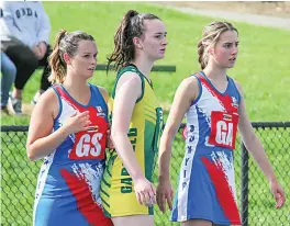  ?? West Gippsland photograph­s by AMANDA EMARY. ?? Right: Garfield defender Jemima Sheedy finds herself sandwiched between Bunyip goalers Stephanie Steer (left) and Ally Grist during B grade on Saturday.