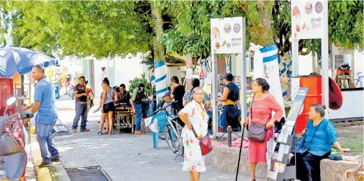  ?? FOTOS: GILBERTO SIERRA ?? Algunos emprendedo­res se han colocado en el parque de Potrerillo­s para generar ingresos.