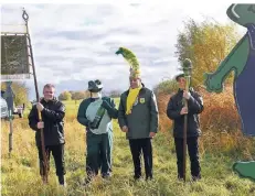  ?? RP-FOTO: KDS ?? Wasserhole­n in Kellen mit Präsident Helmut Vehreschil­d und Frosch Michael Jansen, flankiert von Carsten Weyers (links) und Patrick Weyers.