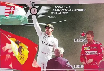  ?? (v bílém) slaví triumf v Monze, i když si Italové přáli výhru Sebastiana Vettela v jejich ferrari FOTO REUTERS ?? Lewis Hamilton