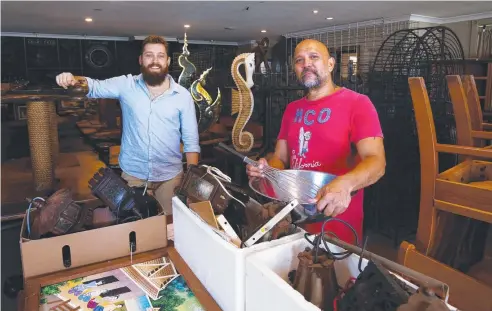  ?? Picture: BRENDAN RADKE ?? SETTING UP: Motel owner Ron Lord and Thai Coins owner Joel Cruz at the new restaurant premises.