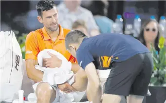  ?? ?? Novak Djokovic haciendo uso del tiempo médico por la molestia que sufrió en el juego de ayer.