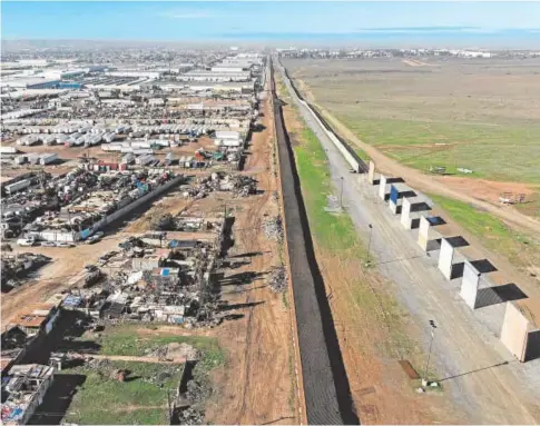  ?? AFP ?? A la derecha, prototipos del muro propuesto por Trump frente a la frontera con México a la altura de Tijuana