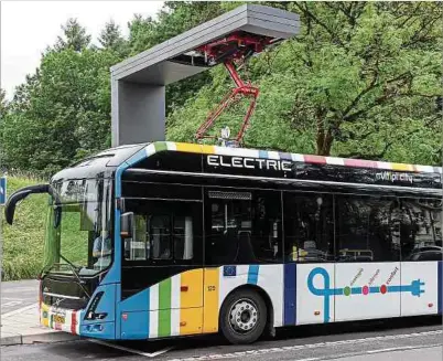  ?? Foto: Anouk Antony ?? Durch das Anfahren einer Pantograph­en-Station können die Fahrer ihren Bus unterwegs aufladen, ohne dafür das eigene Busdepot ansteuern zu müssen.