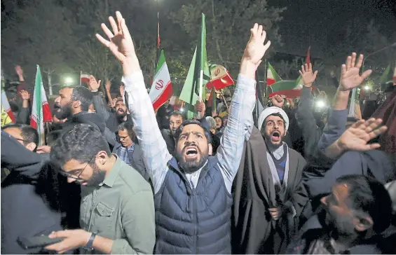  ?? REUTERS ?? Celebracio­nes. Los iraníes saludan los ataques con misiles y drones contra Israel, un efecto interno que buscó el régimen teocrático.