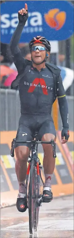  ??  ?? Narváez celebra su primer triunfo en el Giro en la meta de Cesenatico.