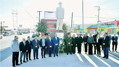  ?? ?? Al finalizar el evento, las autoridade­s colocaron la ofrenda en el busto de Venustiano Carranza como parte del programa cívico.