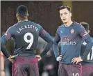  ?? FOTO: GETTY ?? Lacazette y Ozil, tras encajar un gol