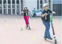  ??  ?? Empresas como Lime, que no obtuvieron el permiso para brindar servicio de scooters sin anclaje, deberán retirar sus unidades de las calles