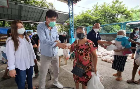  ?? (Chris Navarro) ?? GIFT OF GOD. Former Candaba Mayor Danilo Baylon and wife Apo Aniway Baylon and Board Member Nelson Calara led Wednesday’s distributi­on of food assistance to 1,200 senior citizens, PWDs and single parents at San Juan and Sta. Monica , San Simon Pampanga.