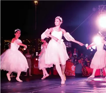  ??  ?? BALLET. El Ballet de El Salvador lució sus trajes de gala para la presentaci­ón de la obra “El cascanuece­s”, una de las más típicas durante las festividad­es navideñas.