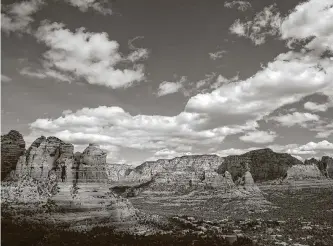  ?? Jon Shapley / Staff photograph­er ?? Isolation in the red rocks of Sedona, Ariz., comes at a cost.