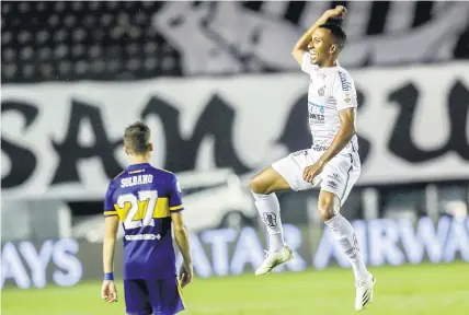  ?? AFP ?? Lucas Braga festeja el tercer gol de Santos. Soldano sufre como en toda la noche.