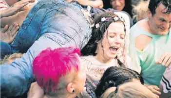  ?? FOTO: DPA ?? Antonia Schneider (Jella Haase) in einer Szene des Films „Das Leben danach“. Sie hat das tödliche Gedränge bei der Loveparade überlebt, ist aber schwer traumatisi­ert.