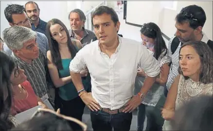  ?? J. J. GUILLÉN / EFE ?? El líder de Ciudadanos, Albert Rivera, en un reciente encuentro con periodista­s