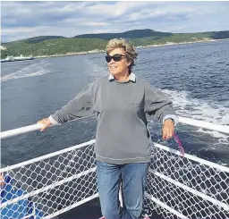  ??  ?? Chaque année, Louise Beaudoin visite les villages de la Haute-CôteNord. La voici sur le traversier Baie-Sainte-Catherine–Tadoussac.