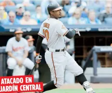  ?? AP / Archivo ?? ATACADO EN
JARDÍN CENTRAL
Un fanático de los Medias Rojas hasta le lanzó una bolsa de maní al jardinero de los Orioles, Adam Jones, en el partido del pasado lunes en el Fenway Park. STANDING