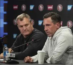  ?? KARL MONDON – BAY AREA NEWS GROUP ?? General manager John Lynch, left, and head coach Kyle Shanahan saw the 49ers use four quarterbac­ks this season.