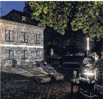  ?? RP-FOTOS: MARKUS VAN OFFERN ?? Neue Blicke auf ein altes Haus: Die Lichtperfo­rmance am Haus im Park lässt Besucher staunen und regt die Phantasie an.