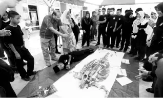  ??  ?? Students of Menengah Kebangsaan Mersing in Johor at the conservati­on programme. - Bernama photo