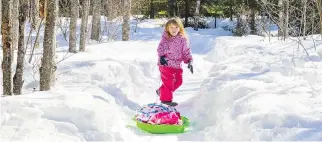  ?? HAYLEY JUHL ?? Jilly Juhl, 5, is in charge of hauling her own luggage to the campsite.