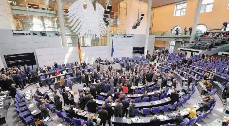  ??  ?? Wuseliges Szenario: Die Parlamenta­rier von Union, CDU, Grüne, FDP, Linke und AfD bei einer Abstimmung gestern im Bundestag.