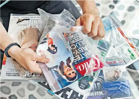 ?? STEVAN BUKVIC/CUSTOM IMAGES ?? Schweizer Politiker fordern, dass bei Magazinen die Plastikfol­ie durch Papier ersetzt wird.