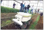  ?? (Photo O.B.) ?? À Hyères, dix exploitati­ons ont rejoint le DEPHY fermes maraîchage Var. L’innovation technologi­que fait partie des solutions pour limiter les intrants, comme ici ce robot de désherbage testé dans les serres du lycée agricole de la commune.