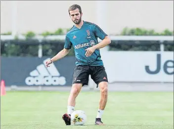  ?? FOTO: JUVENTUS ?? Pjanic continúa con su puesta a punto con la Juventus a la espera de que se reanude la Serie A