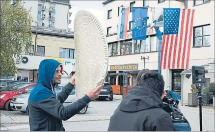  ?? IGOR KUPLJENIK / EFE ?? Banderas y cámaras en la localidad eslovena de Svenica, donde creció Melania Trump