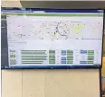  ??  ?? Auf diesem Monitor auf dem Betriebsho­f sind die E-Busse, ihre Position und ihre Reichweite zu sehen.