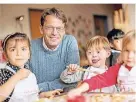  ?? FOTO: THILO SCHMÜLGEN ?? Aktion MenschBots­chafter Rudi Cerne besucht die Sonja-Kill-Inklusions­kindertage­sstätte in Bonn.