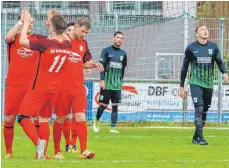  ?? FOTO: ALEXANDER HOTH ?? Der SV Kressbronn hat den Meistersch­aftskampf in der Bezirkslig­a am Freitag durch einen 4:1-Sieg gegen die SG Kißlegg wieder spannender gemacht.