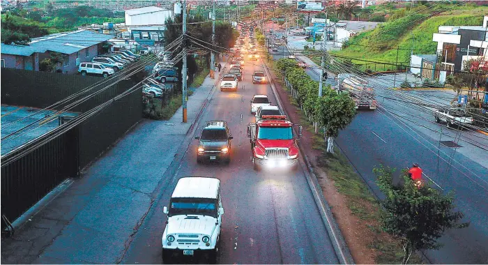  ??  ?? A la altura de la colonia Prados Universita­rios, en el anillo periférico, a diario se reporta una larga cola de automotore­s. Por esta zona transitan unas 60,000 unidades, según Movilidad Urbana.