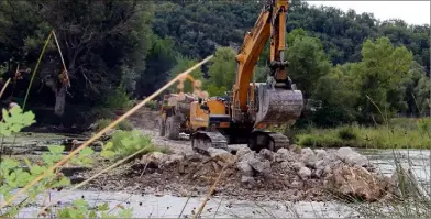  ?? (Photos Jo. B.) ?? Travaux de suppressio­n des seuils en amont du pont du Verdon.