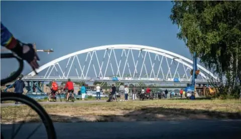  ?? FOTO RAYMOND LEMMENS ?? Wandelaars en fietsers volgden de werken op veilige afstand van elkaar