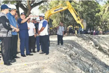  ?? ?? Hajiji (third left) briefed about the Tuaran River Bank Defense Works Project.