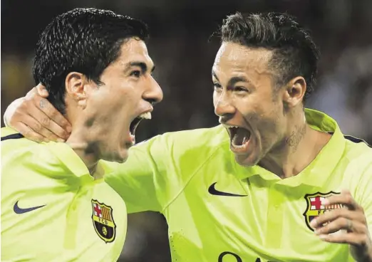  ?? BILD: SN/APA/EPA/YOAN VALAT ?? Grenzenlos­er Jubel herrschte bei Barcelonas Torschütze­n Luis Suárez (l.) und Neymar.