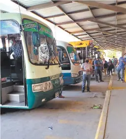  ?? FOTO: EL HERALDO ?? El movimiento de pasajeros está en un 80 por ciento en la terminal de buses de Comayagua.